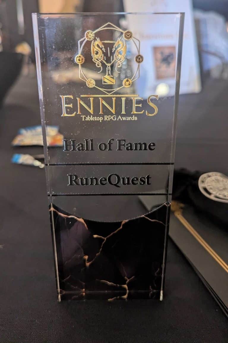 Trophée ENNIE Awards 2026 Hall of Fame remis à RuneQuest © Chaosium Inc.