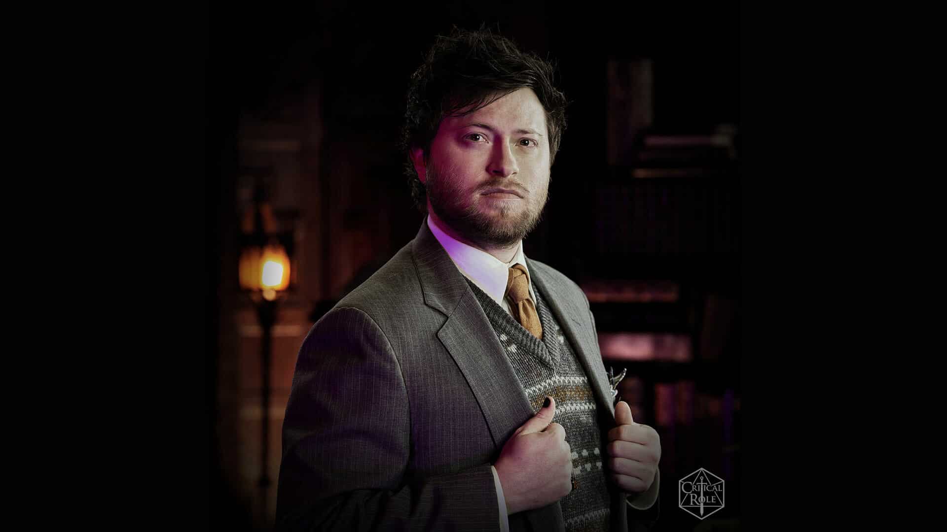 Spenser Starke, game designer d'Alice is Missing et de Daggerheart, en portrait promotionnel officiel Critical Role sur fond sombre