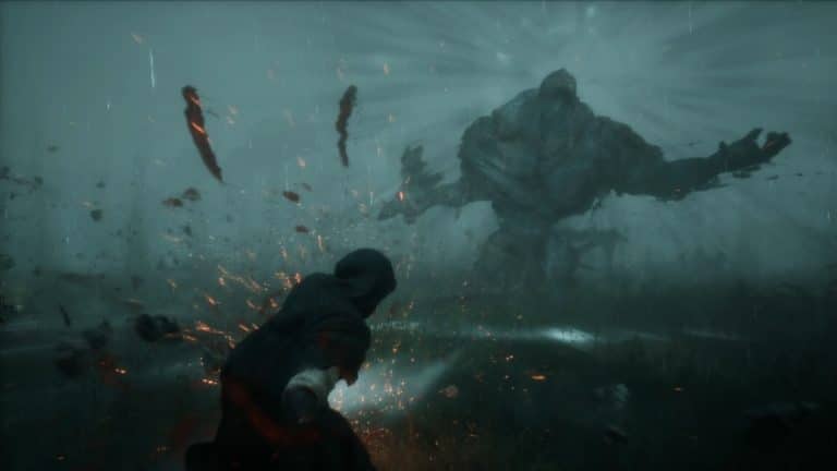 Le héros encapuchonné de The Relic: First Guardian face à un colosse de pierre surgissant de la brume sous la pluie