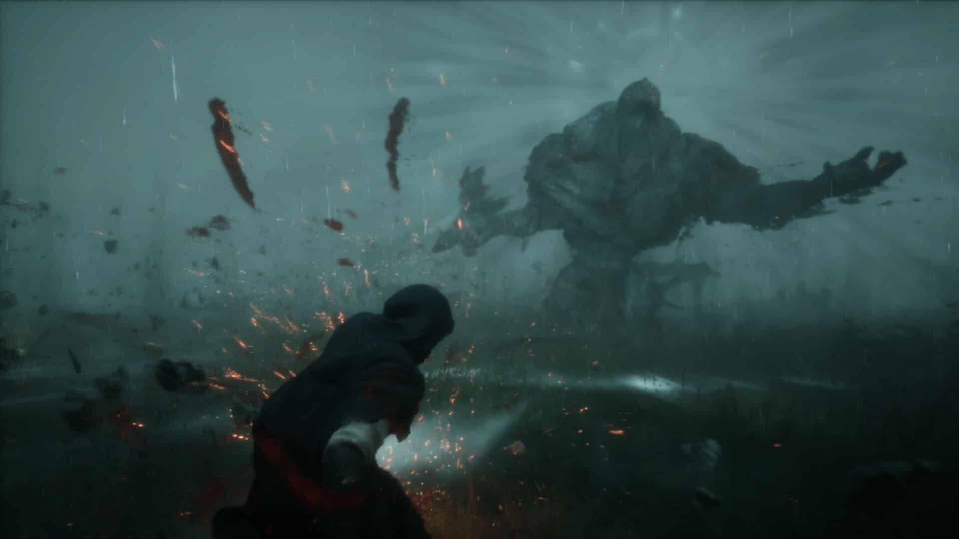 Le héros encapuchonné de The Relic: First Guardian face à un colosse de pierre surgissant de la brume sous la pluie