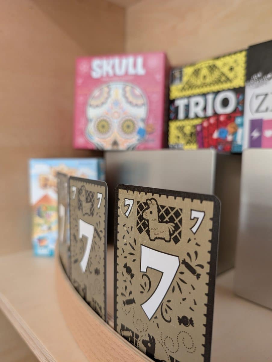 Jeux de cartes Trio et Skull sur une &eacute;tag&egrave;re de la ludoth&egrave;que AccessiJeux