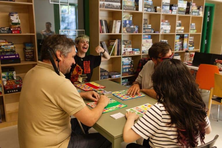 Partie de cartes adaptées à la ludothèque AccessiJeux, Paris 12e © David Rouge