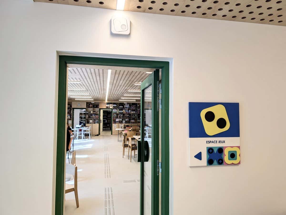 Entr&eacute;e de l'espace jeux de la ludoth&egrave;que AccessiJeux, avec un pictogramme &agrave; fort contraste