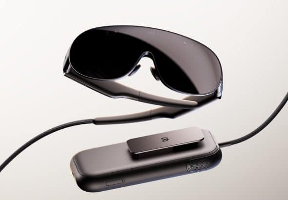 Les Meta VR Glasses reliées par câble à leur boîtier de calcul