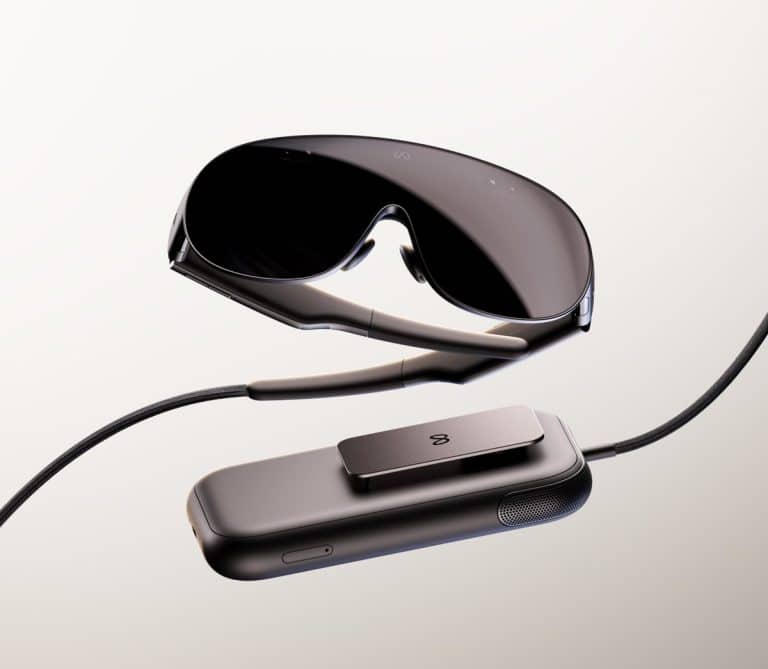 Les Meta VR Glasses reliées par câble à leur boîtier de calcul