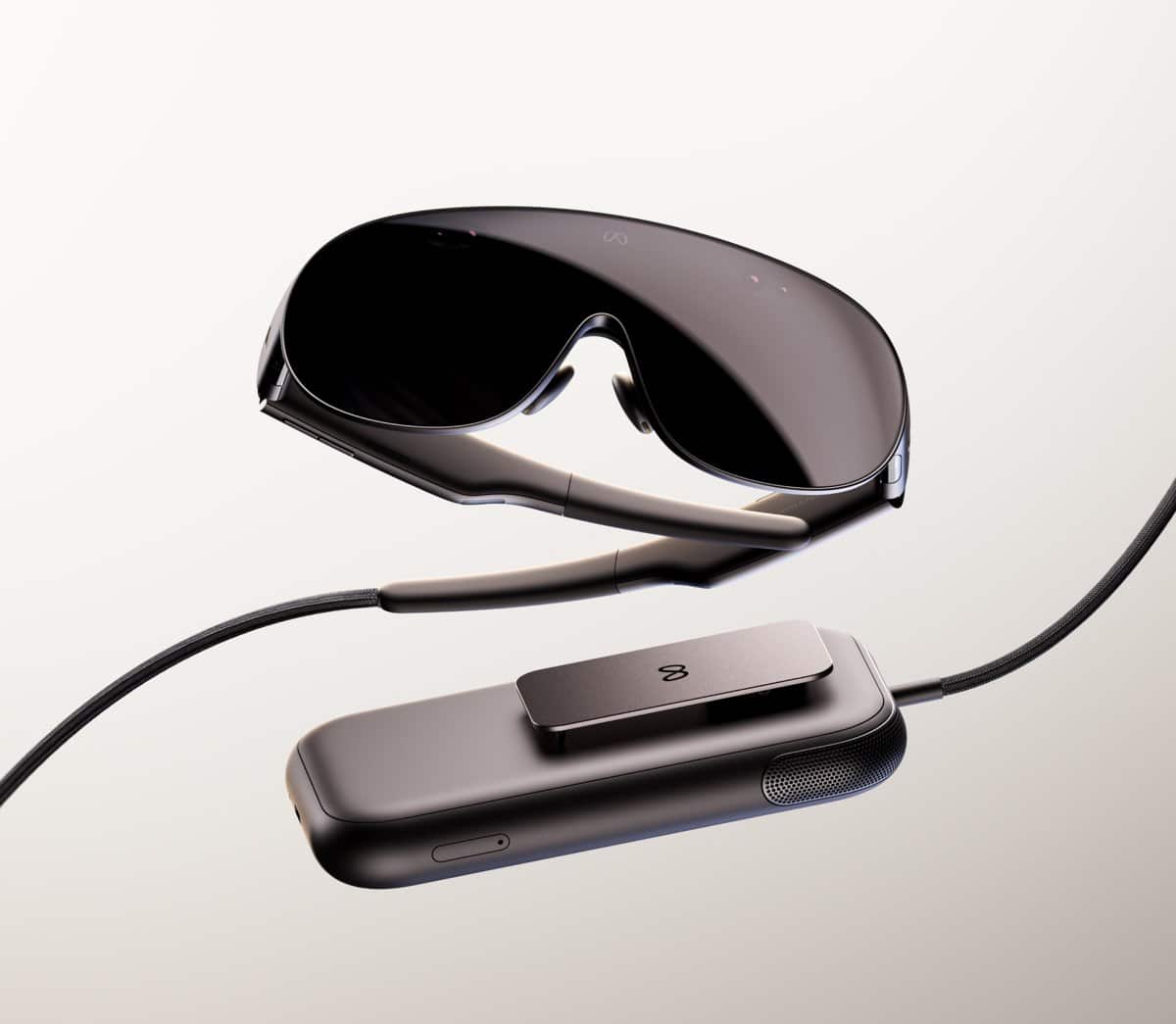 Les Meta VR Glasses reliées par câble à leur boîtier de calcul